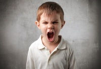 Детская агрессия: как проявляется, причины, что делать