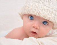 Почему меняется цвет глаз у грудничков и видит ли новорожденный?